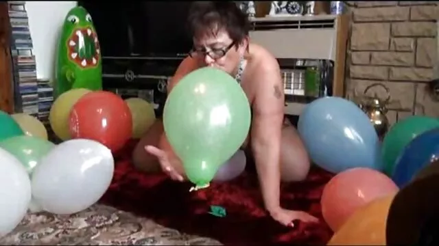 بلوند خیس به فیلم سیکس زیبا صورت انفرادی بازی می کند